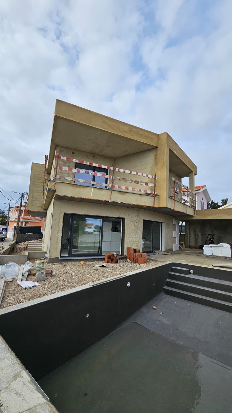 Moradia numa fase intermédia de acabamento com forma final já percetível