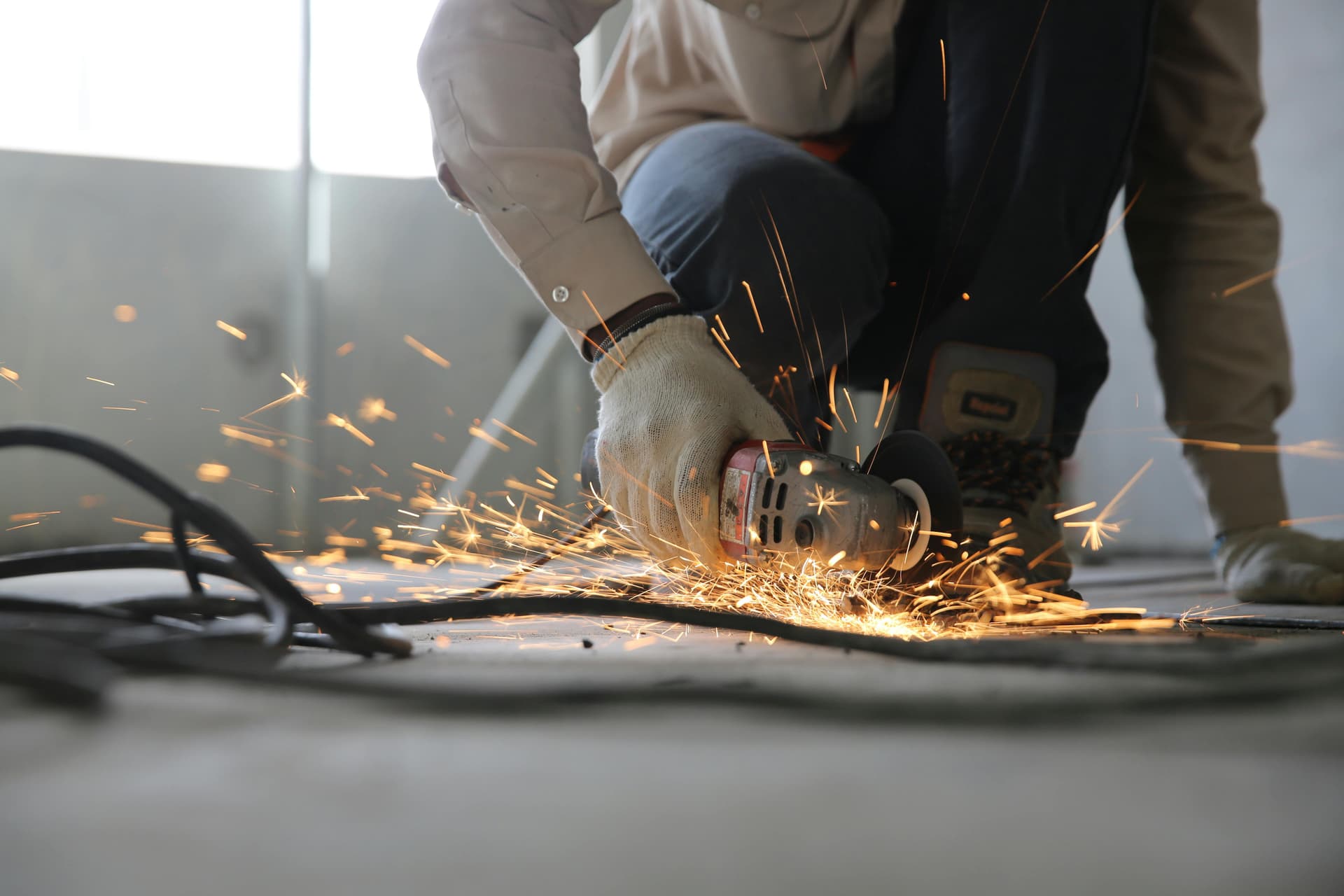 Profissional a trabalhar numa obra